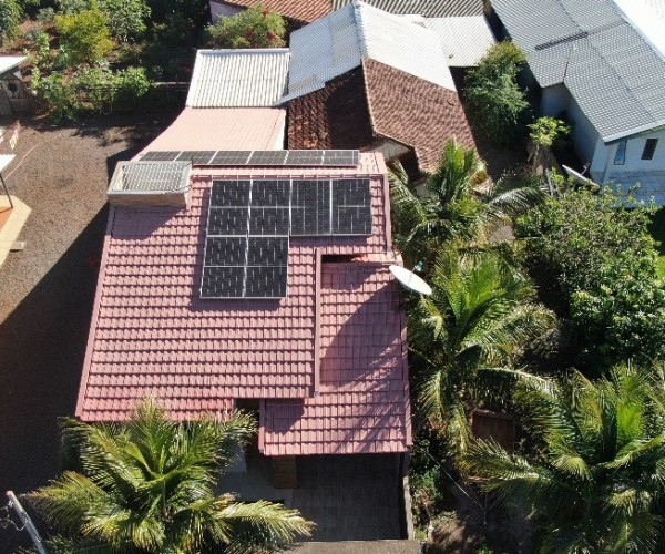 Bandeira vermelha segue em julho: entenda a cobrança extra e como a energia solar pode ser a saída para economizar