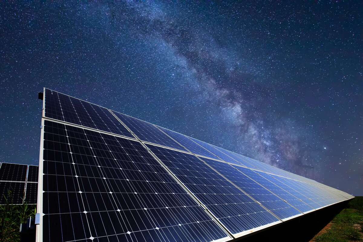 Como o sistema de energia solar funciona à noite?